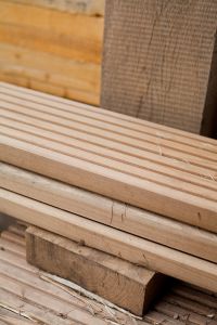 shutterstock_2274254899 Mélèze Lames de terrasses.jpg